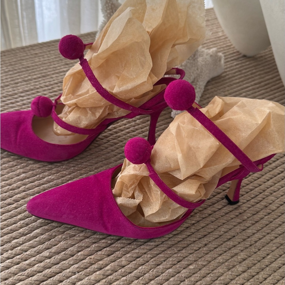 Manolo Blahnik Pink Kitten Heel suede pumps